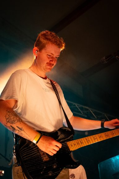 Gitarrist der Partyband Sauwuid während eines Live-Auftritts