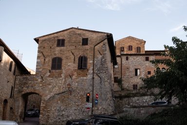 Historische Steingebäude in der mittelalterlichen Altstadt von San Gimignano