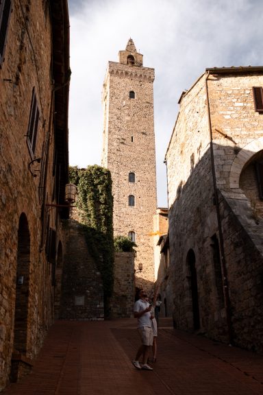 Historische Gasse mit mittelalterlichem Turm in San Gimignano, Toskana