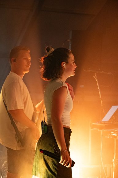 Sängerin und Bassist der Partyband Sauwuid gemeinsam auf der Bühne  in Pasing bei München