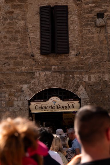 Historische Steinfassade einer Eisdiele in der Altstadt von San Gimignano, Toskana