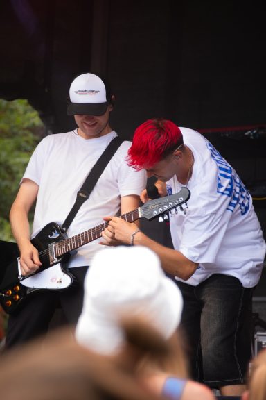 Zwei Gitarristen beim Live-Auftritt von Simon Will auf dem Amperium Open Air in Fürstenfeldbruck