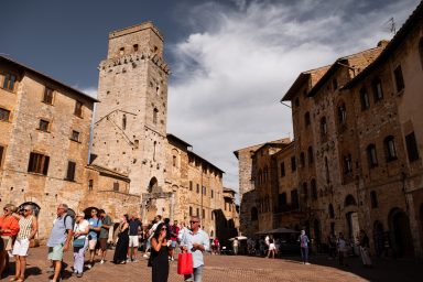 Historischer Ortskern von San Gimignano mit Besuchern in der Toskana
