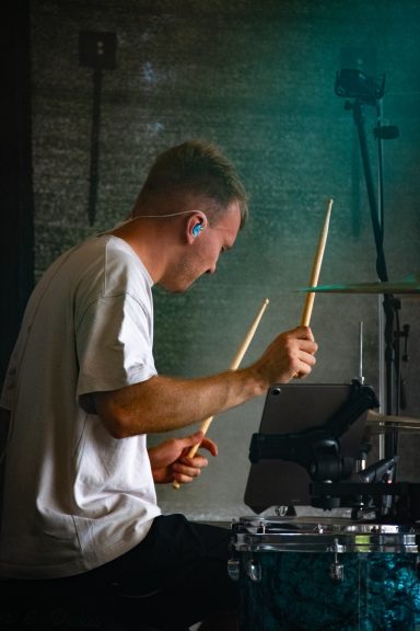 Schlagzeuger SaschPak von Simon Will beim Amperium Open Air in Fürstenfeldbruck