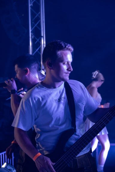Bassist der Partyband Sauwuid während eines Live-Auftritts