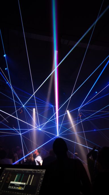 Blaue und pinke Laserlinien bei einer Veranstaltung mit Lasershow von LLS