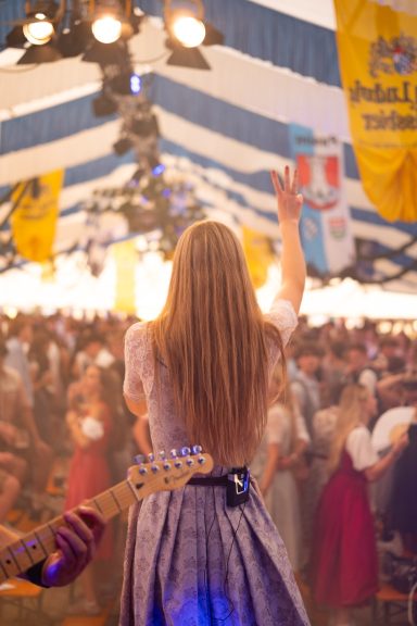 Sängerin der Partyband Sauwuid bei einem Live-Auftritt vor Publikum bei der Pasinger Vorwiesn in München