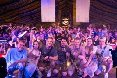Partyband Sauwuid gemeinsam mit ihrem Publikum nach einem Live-Auftritt beim Volksfest in Olching