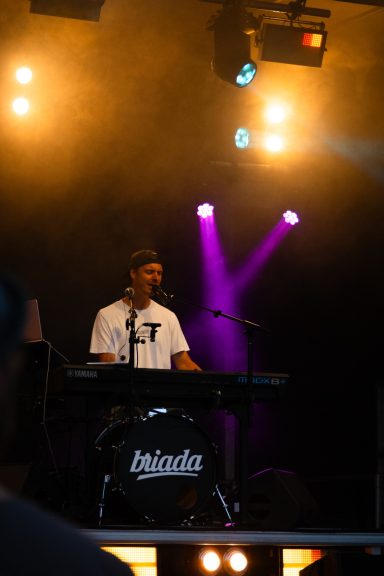 Keyboarder und Schlagzeuger der Band "Briada" beim Auftritt auf dem Amperium Open Air Festival in Fürstenfeldbruck