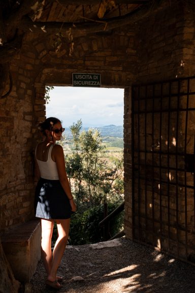Historischer Torbogen mit Blick in die Landschaft von San Gimignano