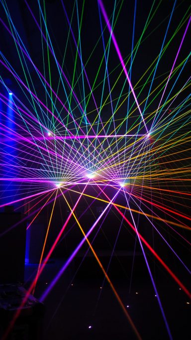 Mehrfarbiges Lasernetz bei einer Show der Firma LLS bei einem Clubevent